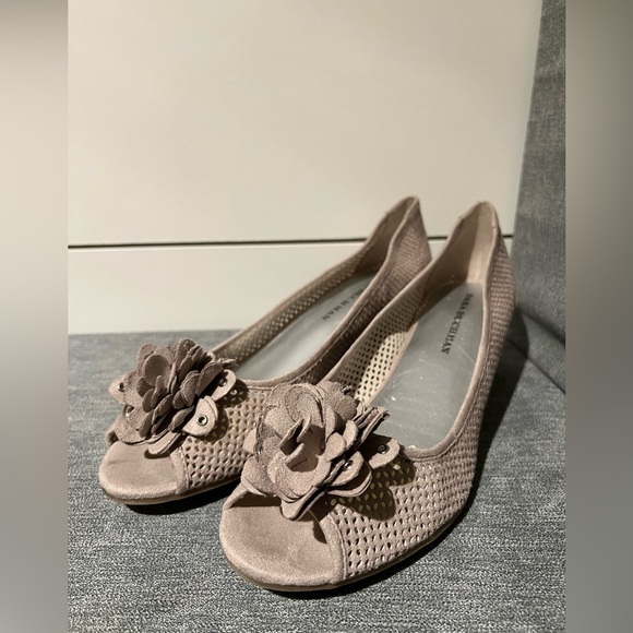 Dana Buchman Shoes Womens Wedge Heels Pump Slip On Beige Suede Perforated - Picture 2 of 6